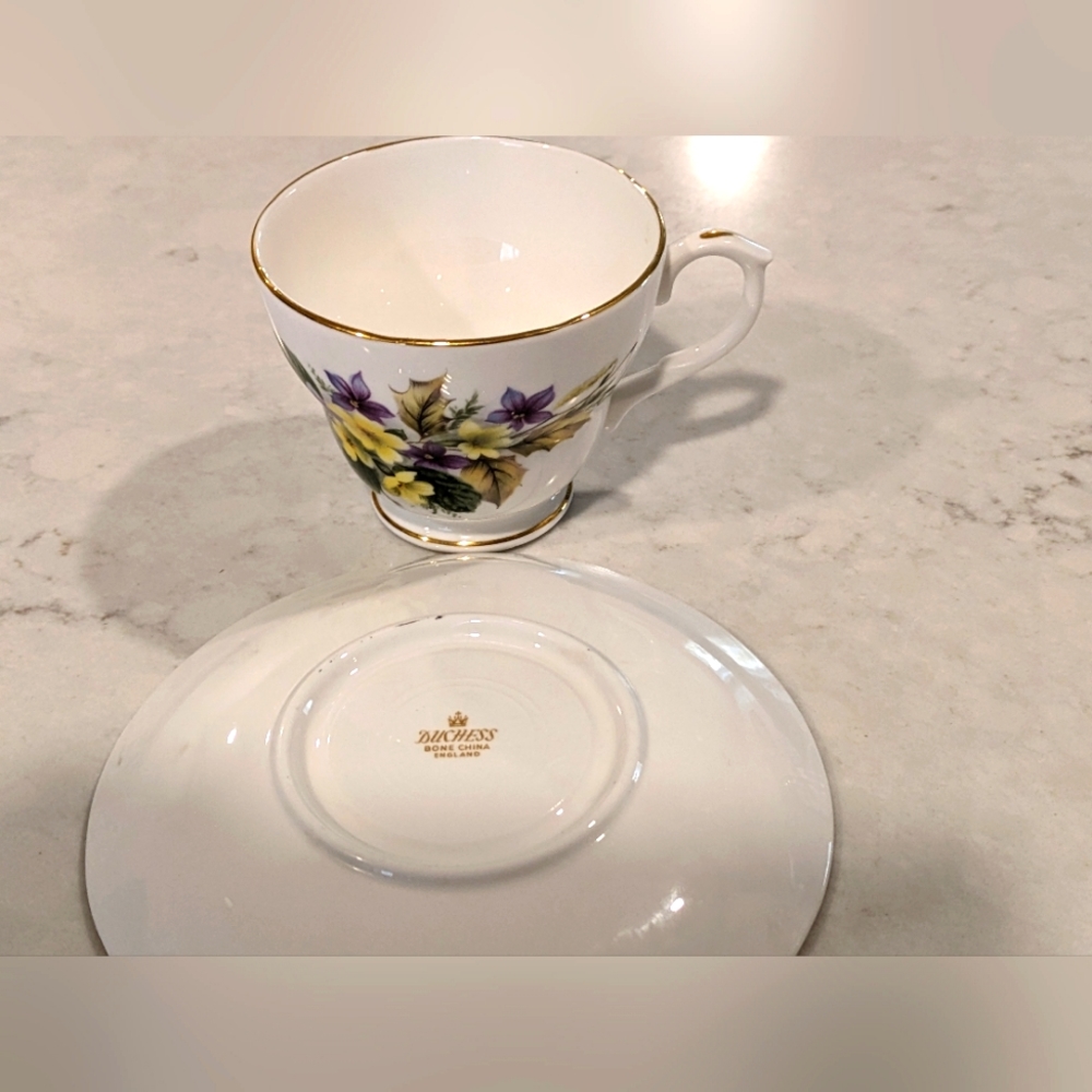 Duchess Bone China 2 Teacups and 2 Saucers Gold Trim England